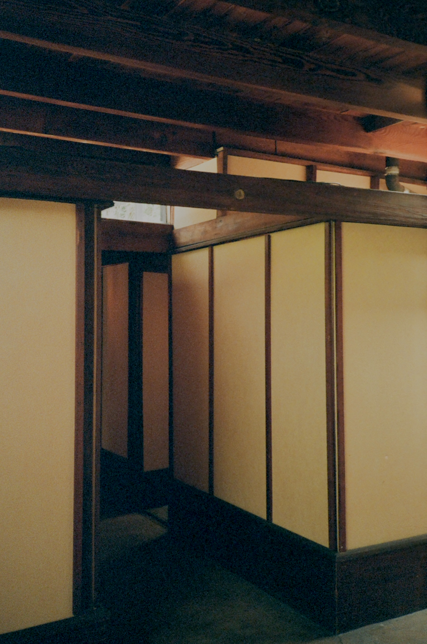 Graph of an interior space featuring a traditional Japanese room with sliding doors, a tatami floor, and a minimalist aesthetic